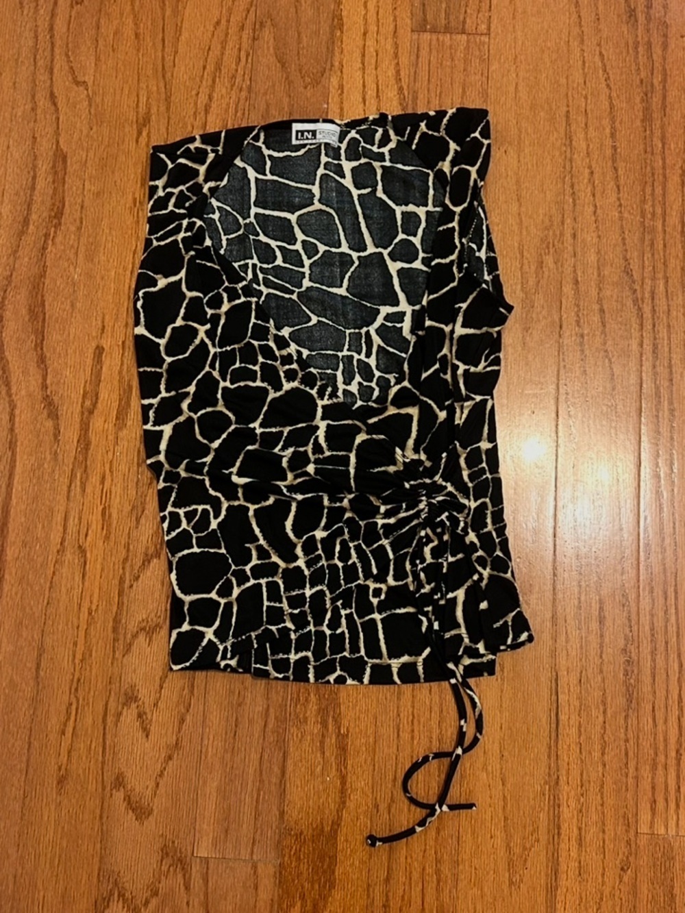 I.N. Studio Petite San Francisco Giraffe Print Ruched Side Top - Picture 2 of 6